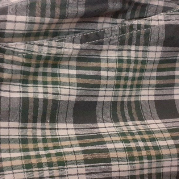 IZOD Men's Plaid  Bermuda - Picture 3 of 6